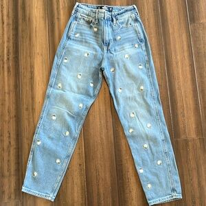 Hollister ultra high rise mom Jean with white roses. Size 25x27